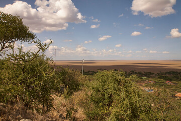 Blick über den trockenen Kraterboden des Ngorongoro mit Funkmast und Gebäuden © Jane Be. The Picture