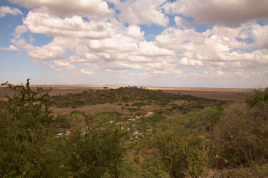 Weite trockene Ebene im Ngorongoro-Schutzgebiet unter Wolkenhimmel