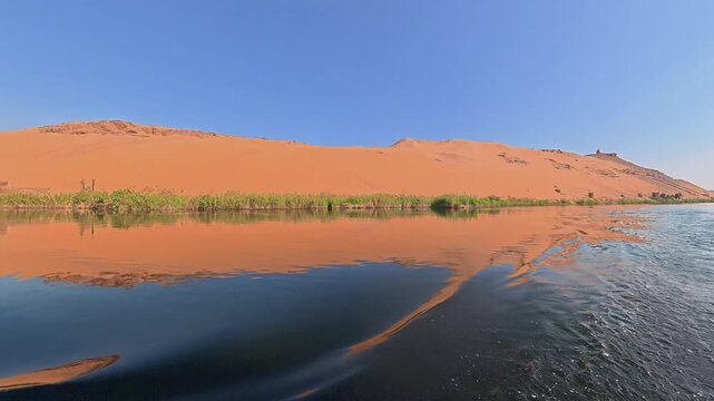 Bonito paisaje que representa la vida en el Nilo visto desde un crucero pasando por Egipto	