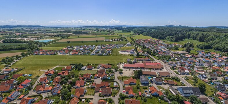 Ausblick auf das Alpenvorland rund um Woringen s&uuml;dlich von Memmingen im Fr&uuml;hsommer