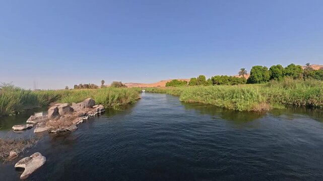 Un bonito paisaje que representa la vida en el Nilo pasando por Egipto	