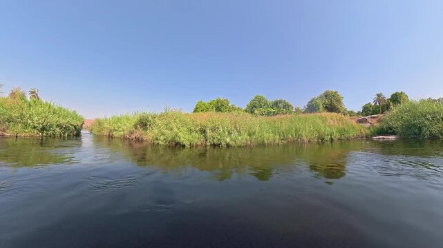 Un bonito paisaje que representa la vida en el Nilo pasando por Egipto