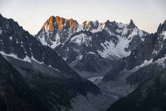 Sunset with alpenglow, view of glacier tongue, Mer de Glace, mountain peaks, Les Periades, Mont Blanc massif, Chamonix-Mont-Blanc, Rh&ocirc;ne-Alpes, France