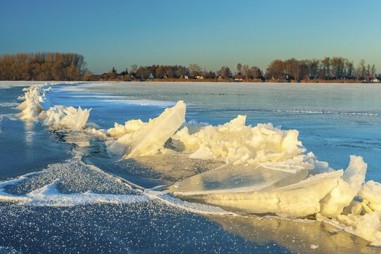 Ice on the frozen D&uuml;mmer in winter, Lembruch, Lower Saxony, Germany