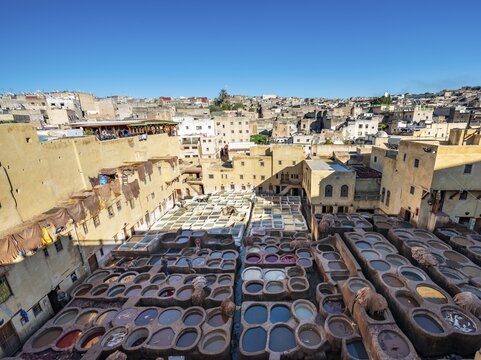 View over tannery, workers dyeing leather, tanks with dye, dyeing plant, tannery, tannery Chouara, tannery and dyeing district, Fes el Bali, Fes, Morocco