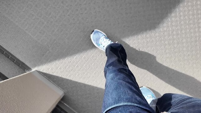 階段を降りる足元を見下ろした一人称視点の素材動画