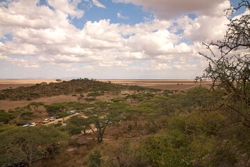Weitblick über den trockenen Kraterboden des Ngorongoro mit Fahrzeugen © Jane Be. The Picture