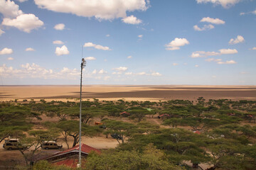 Kommunikationsmast vor der trockenen Ebene des Ngorongoro-Kraters © Jane Be. The Picture