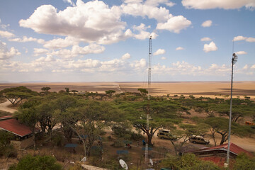 Kommunikationsinfrastruktur vor dem trockenen Kraterboden des Ngorongoro © Jane Be. The Picture