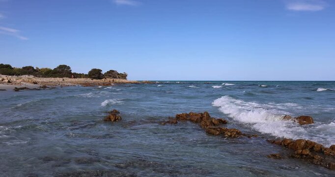 Vista della costa rocciosa e delle acque turchesi presso l'Oasi Biderosa nel Golfo di Orosei, Orosei, Sardegna, Italia.