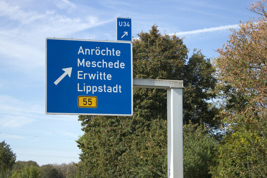 Hinweisschild auf Autobahn BAB 44, Ausfahrt Anr&ouml;chte, Meschede, Erwitte und Lippstadt &uuml;ber die Bundesstra&szlig;e B55