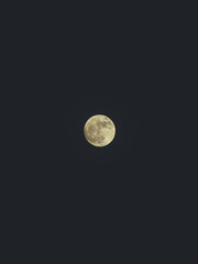 Primer plano de la luna llena brillando en el cielo nocturno oscuro © Phymuels 