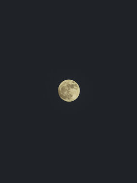 Primer plano de la luna llena brillando en el cielo nocturno oscuro