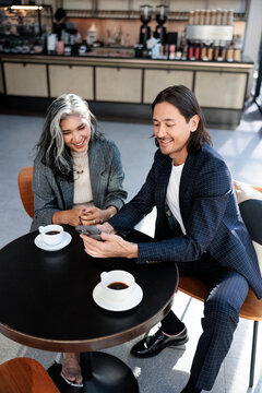 Coffee break: two people looking at a phone