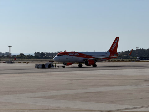 easyJet aircraft with pushback tug at Porto Airport