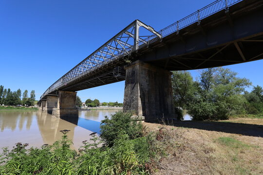 Pont de Cadillac sur la Garonne, ville de Cadillac sur Garonne, d&eacute;partement de la Gironde, France