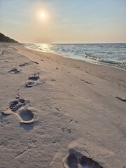 Ślad stóp na plaży w Lubiatowie © Robert