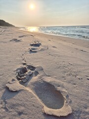 Ślad stóp na plaży w Lubiatowie © Robert