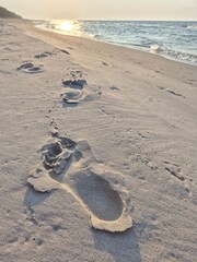 Ślad stóp na plaży w Lubiatowie © Robert