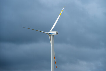 turbiny wiatrowe, farma wiatrowa, energia z wiatru © Adam Schmidt