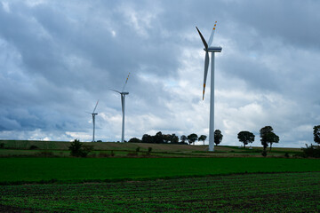 turbiny wiatrowe, farma wiatrowa, energia z wiatru © Adam Schmidt