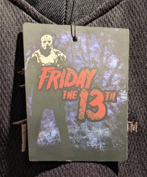 Vista de cerca de una etiqueta de cart&oacute;n de ropa con Friday the 13th slasher Jason Voorhees, en tienda Primark, Madrid, Espa&ntilde;a, 22 de septiembre de 2026