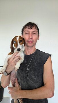 homem com cachorro adoravel da ra&ccedil;a duchshund 