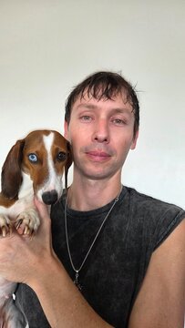 homem com cachorro adoravel da ra&ccedil;a duchshund 