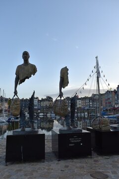 Statues en bronze fragment&eacute;es de la s&eacute;rie Les Voyageurs par l'artiste Bruno Catalano sur le quai du Vieux-Bassin &agrave; Honfleur.