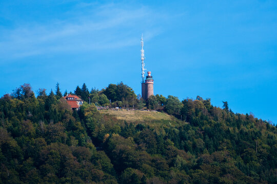 Blick auf den historischen Turm auf dem Berg Merkur in Baden-Baden