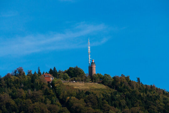 Blick auf den historischen Turm auf dem Berg Merkur in Baden-Baden