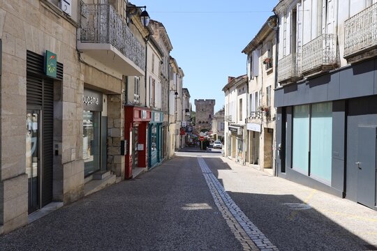 Rue typique, ville de Cadillac sur Garonne, d&eacute;partement de la Gironde, France