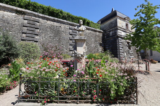 Statue repr&eacute;sentant Georges Cazeaux-Cazalet, ancien maire de la ville et d&eacute;put&eacute; de la Gironde, ville de Cadillac sur Garonne, d&eacute;partement de la Gironde, France