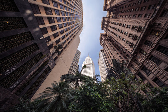 Perspectiva em &acirc;ngulo baixo de edif&iacute;cios hist&oacute;ricos no centro de S&atilde;o Paulo, Brasil