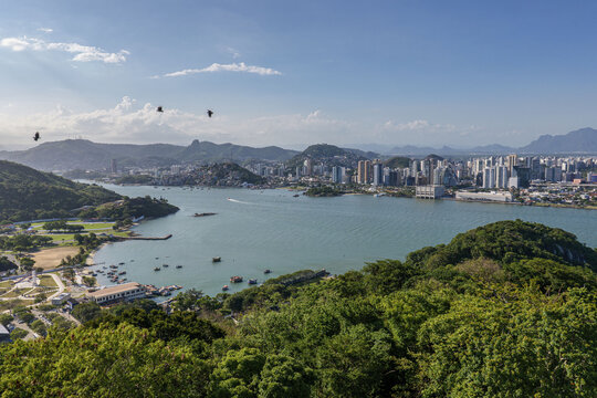 Vista panor&acirc;mica elevada da ba&iacute;a, vegeta&ccedil;&atilde;o e edif&iacute;cios ao fundo em Vit&oacute;ria e Vila Velha, Esp&iacute;rito Santo, Brasil