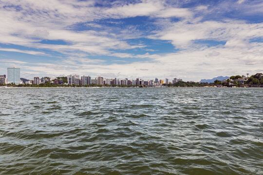 Vista panor&acirc;mica a partir do mar para a linha de horizonte e edif&iacute;cios da orla de Vit&oacute;ria, Esp&iacute;rito Santo, Brasil