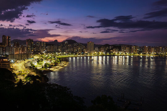 Vista panor&acirc;mica noturna da orla e edif&iacute;cios ao crep&uacute;sculo na costa de Vit&oacute;ria, Esp&iacute;rito Santo, Brasil