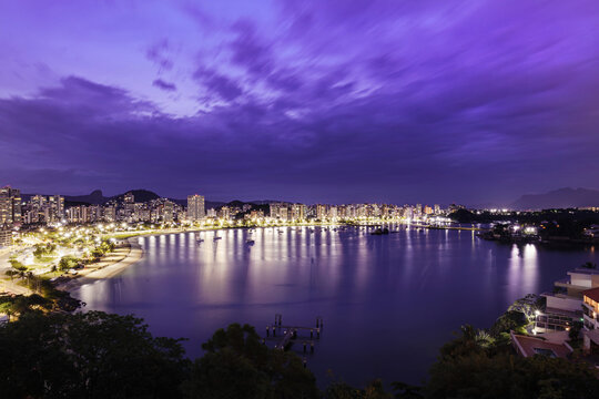 Vista panor&acirc;mica noturna da orla e edif&iacute;cios ao crep&uacute;sculo na costa de Vit&oacute;ria, Esp&iacute;rito Santo, Brasil