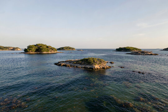 朝の浅瀬に点在する低い島