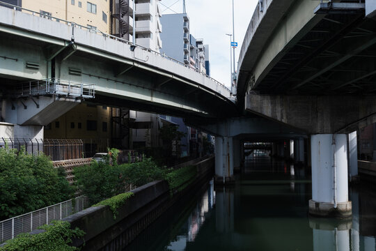 川の上で合流する都市高速道路