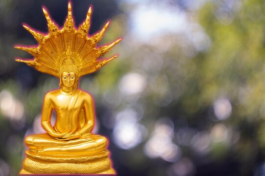 Budha golden you from nature stone ancient ancient times cliping par