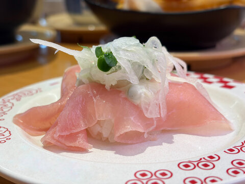 玉ねぎの千切りがトッピングされた生ハムの握り寿司