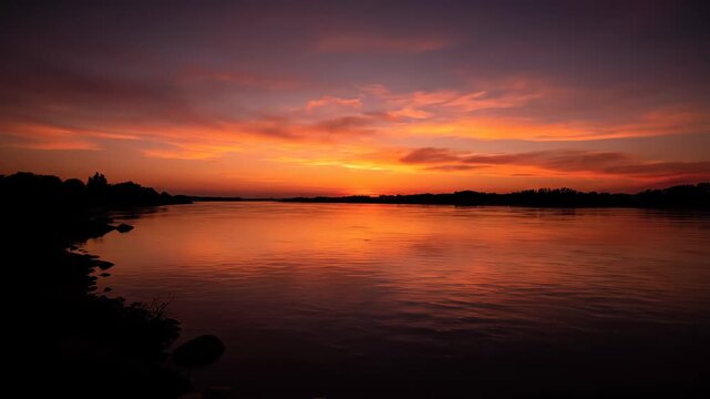 The natural scenery of the lake sunset, the beautiful sunset on the lake side is delayed