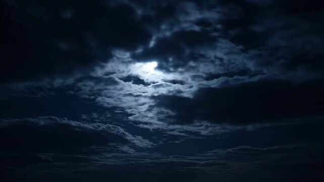 The night sky is covered with dark clouds, and the flow of clouds in the night sky is delayed