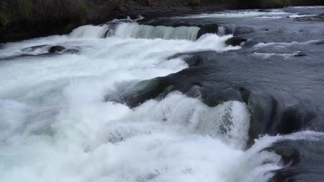 川の瀬の連なる白波 シームレスループ動画背景 16:9 4K