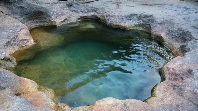 岩の天然の水盤に溜まる水 シームレスループ動画背景 16:9 4K