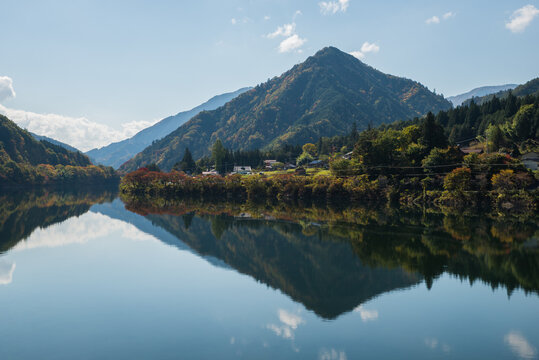 日本の山と川と青空の美しい秋の日中風景_長野県木曽郡大桑村野尻阿寺渓谷付近
