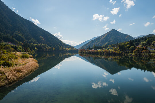 日本の山と川と青空の美しい秋の日中風景_長野県木曽郡大桑村野尻阿寺渓谷付近