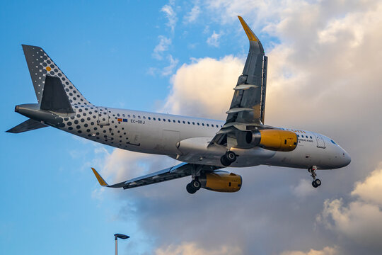 La Palma, Islas Canarias, Espa&ntilde;a. 14 de Diciembre 2025. Avi&oacute;n comercial Airbus A320 de la compa&ntilde;&iacute;a Vueling con el tren de aterrizaje desplegado aproxim&aacute;ndose para tomar tierra contra un cielo nublado.