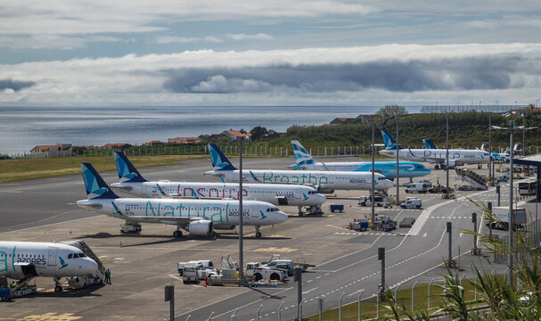 Ponta Delgada, Azores, Portugal. 24 de Mayo 2025. Vista elevada de la pista y plataforma del Aeropuerto de Ponta Delgada Jo&atilde;o Paulo II